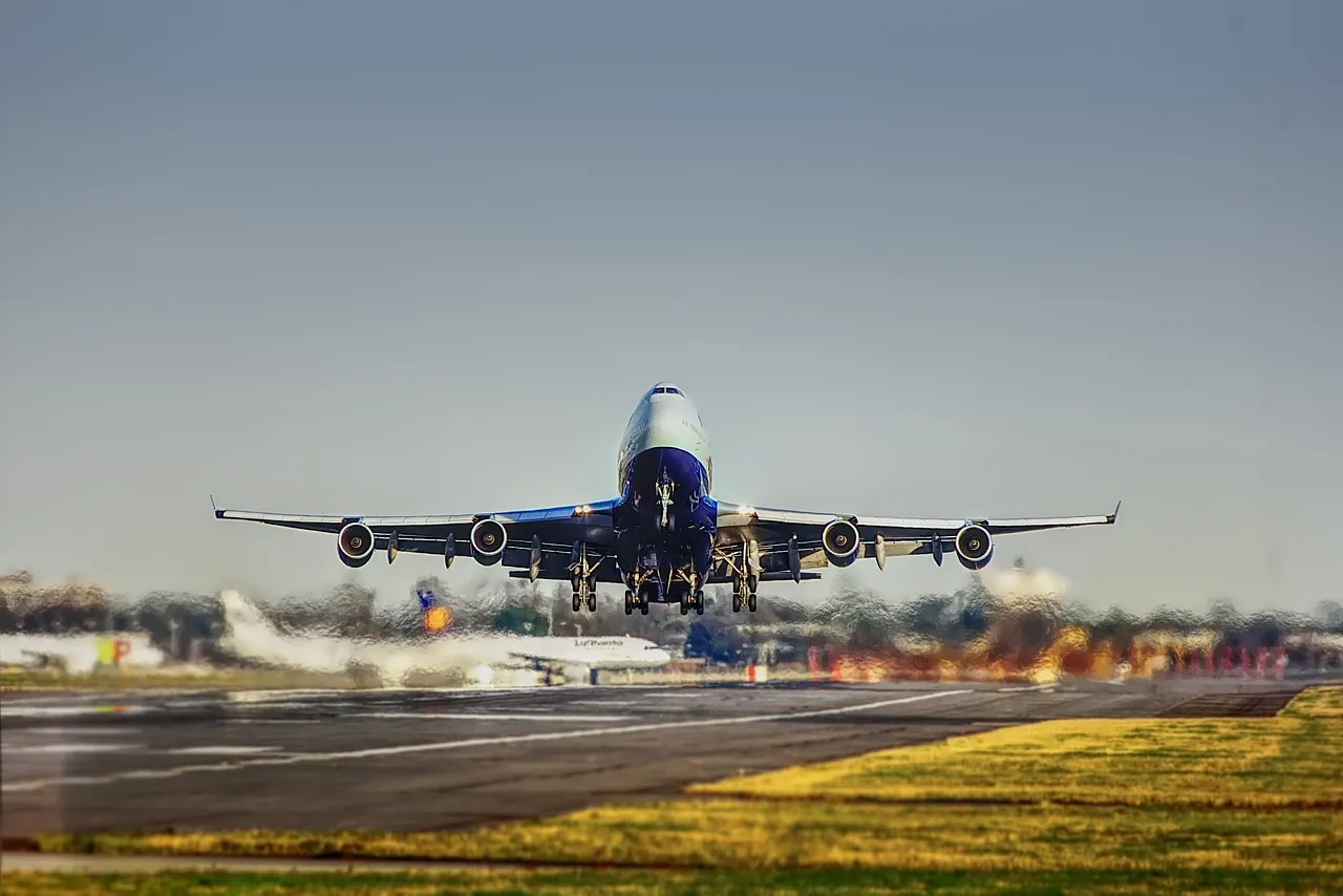 what is the best transportation option for traveling between jfk and lga
