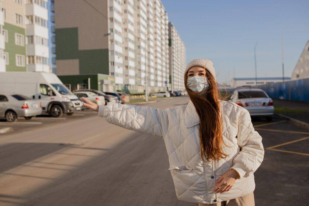 Lady Outside And Wearing Mask For Coronavirus In Usa