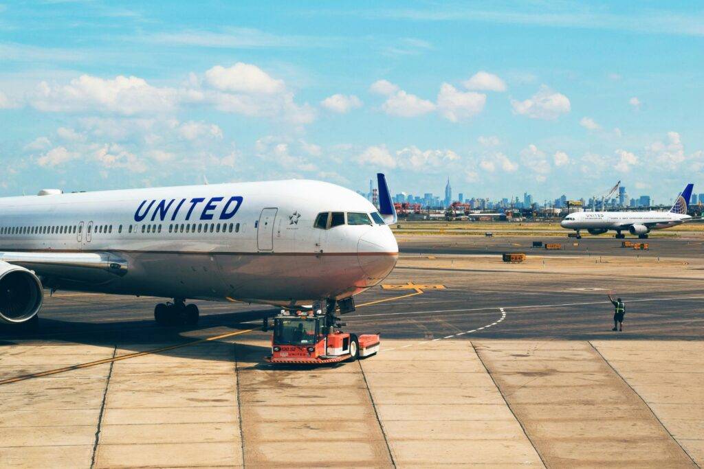 Executive transfer vehicle for Manhattan to LGA cruising this Sunday evening