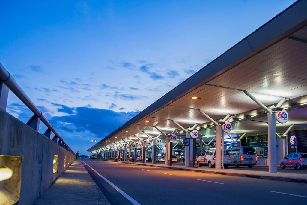 Eco Friendly Car Service From Lga To Jfk Featuring Modern Hybrid Vehicle For Sustainable And Comfortable Airport Transfers