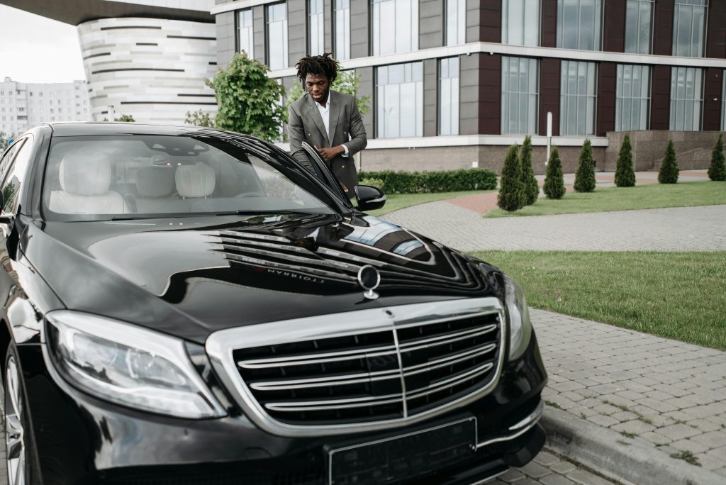 how to book a car service to Brooklyn black sedan DUMBO waterfront corporate pickup
