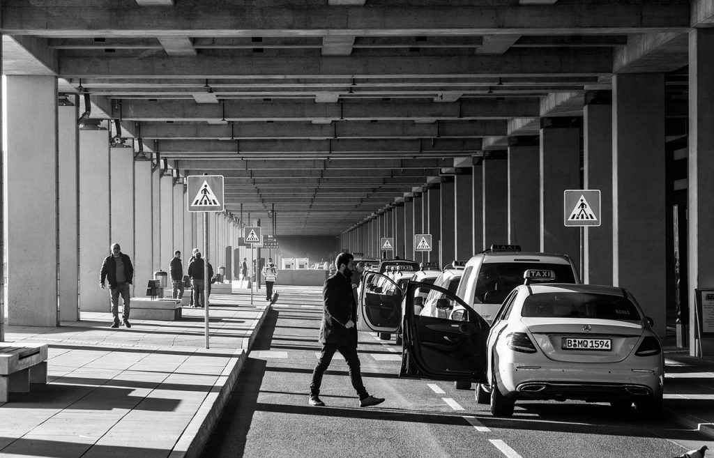 How to choose the best car services in NYC — JetBlack SUV at JFK how to choose the best car services in nyc — JetBlack black car SUV at JFK airport pickup zone with family luggage