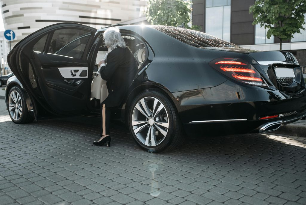  Reliable town car service New York City airport transfer with flight tracking