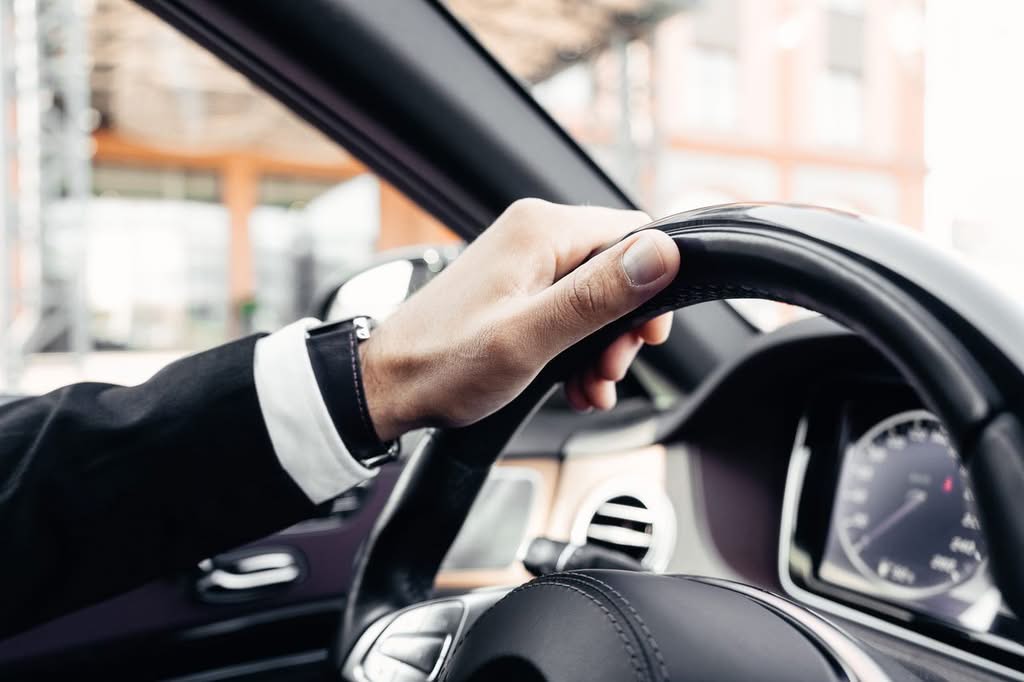 how to choose the best limo in New York black car sedan at JFK airport pickup zone