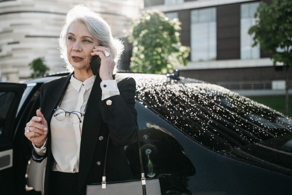 luxury taxi ride from JFK to Manhattan family pickup