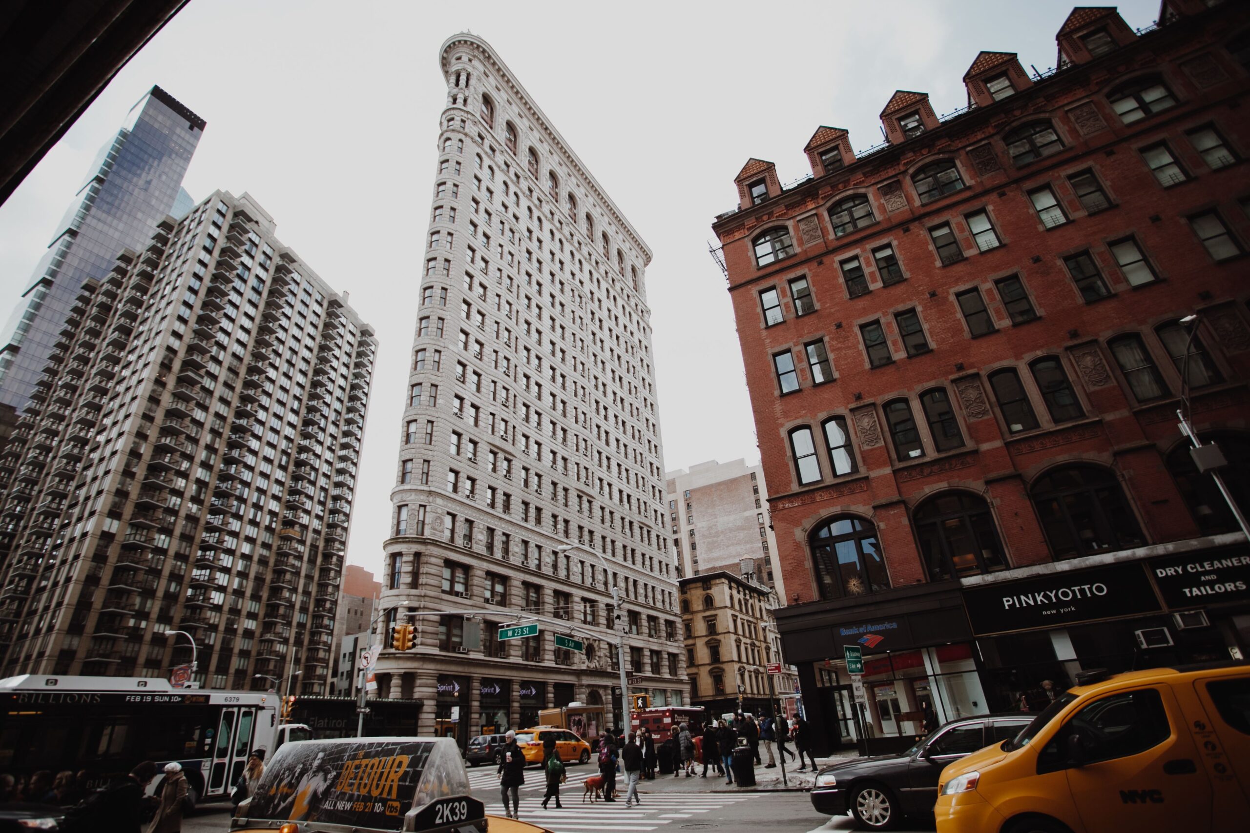 Blogs | Articles | News | Tips & Tricks | Video | FAQ | Infomation 8 September 20, 2026 Dramatic cityscape view of New York's iconic Flatiron Building amidst bustling street traffic.